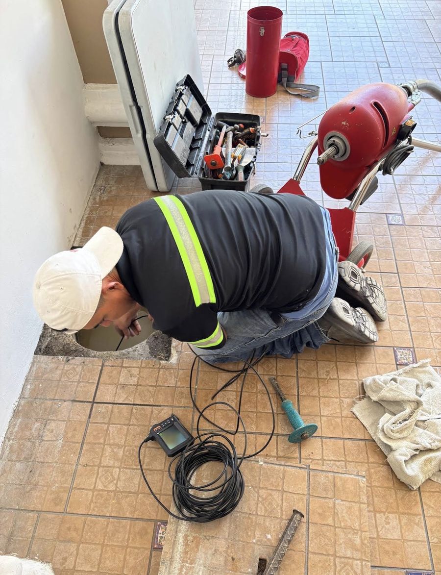 Detección de problema en drenaje con cámara de inspección