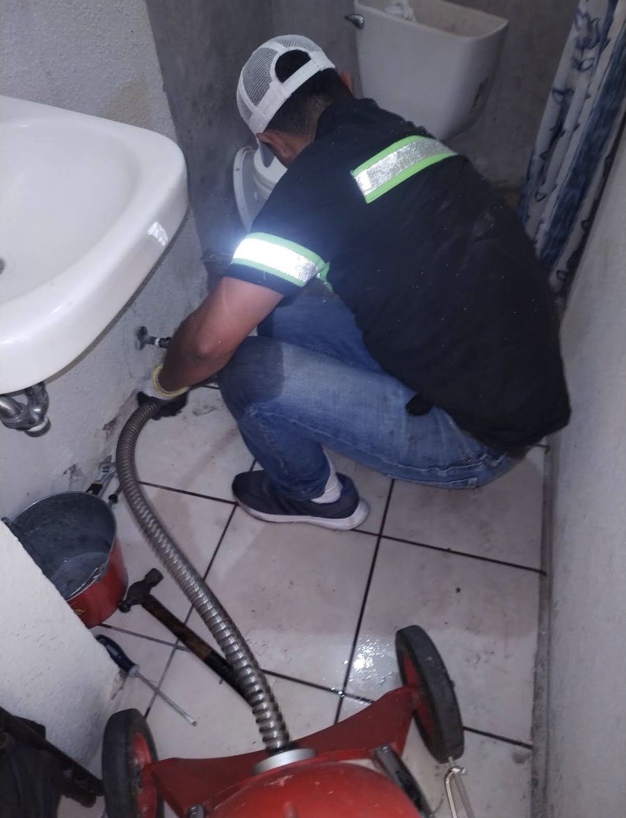 Destape de drenaje con máquina profesional