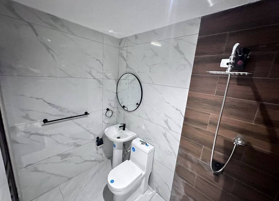 Baño remodelado con acabados de mármol